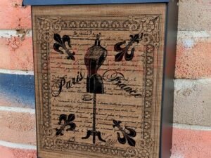 Vintage  Dressmaker Burlap Pattern Colonial Mailbox Cover